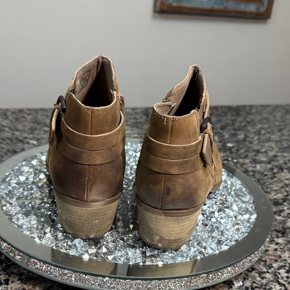 Clarks Tan Ankle Boots with Strap Detail western boho NWT 11